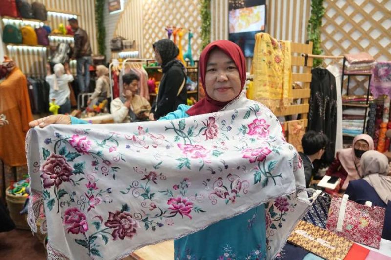 Dari Benang ke Harapan: Perajin Sulaman Bangkit Bersama PGN di Inacraft 2025