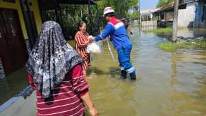 PGN Salurkan Bantuan bagi Warga Terdampak Banjir di Bekasi